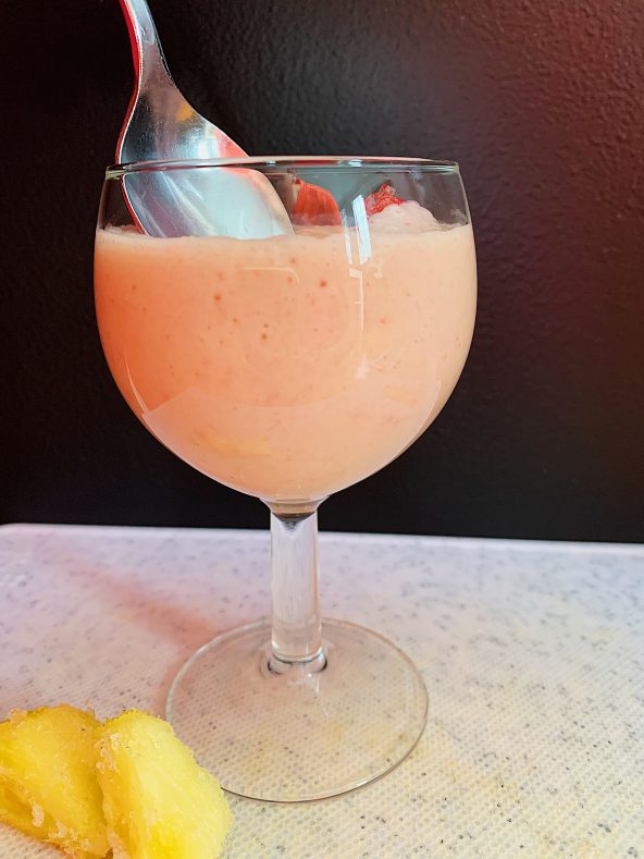 Crème glacée sans lait à l&rsquo;ananas et aux fraises