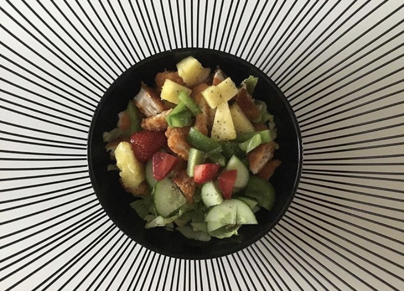 RECETTE-Salade aux croquettes de poulet, concombre, ananas et fraises