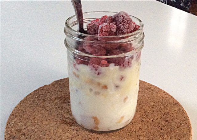 Dessert étagé aux framboises, yogourt à la vanille, sirop d&rsquo;érable et biscuits Graham