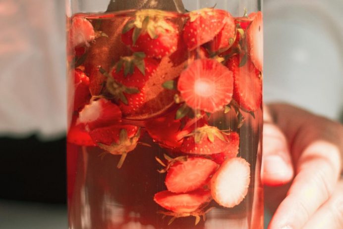 Slush/limonade à l'infusion de queues de fraises