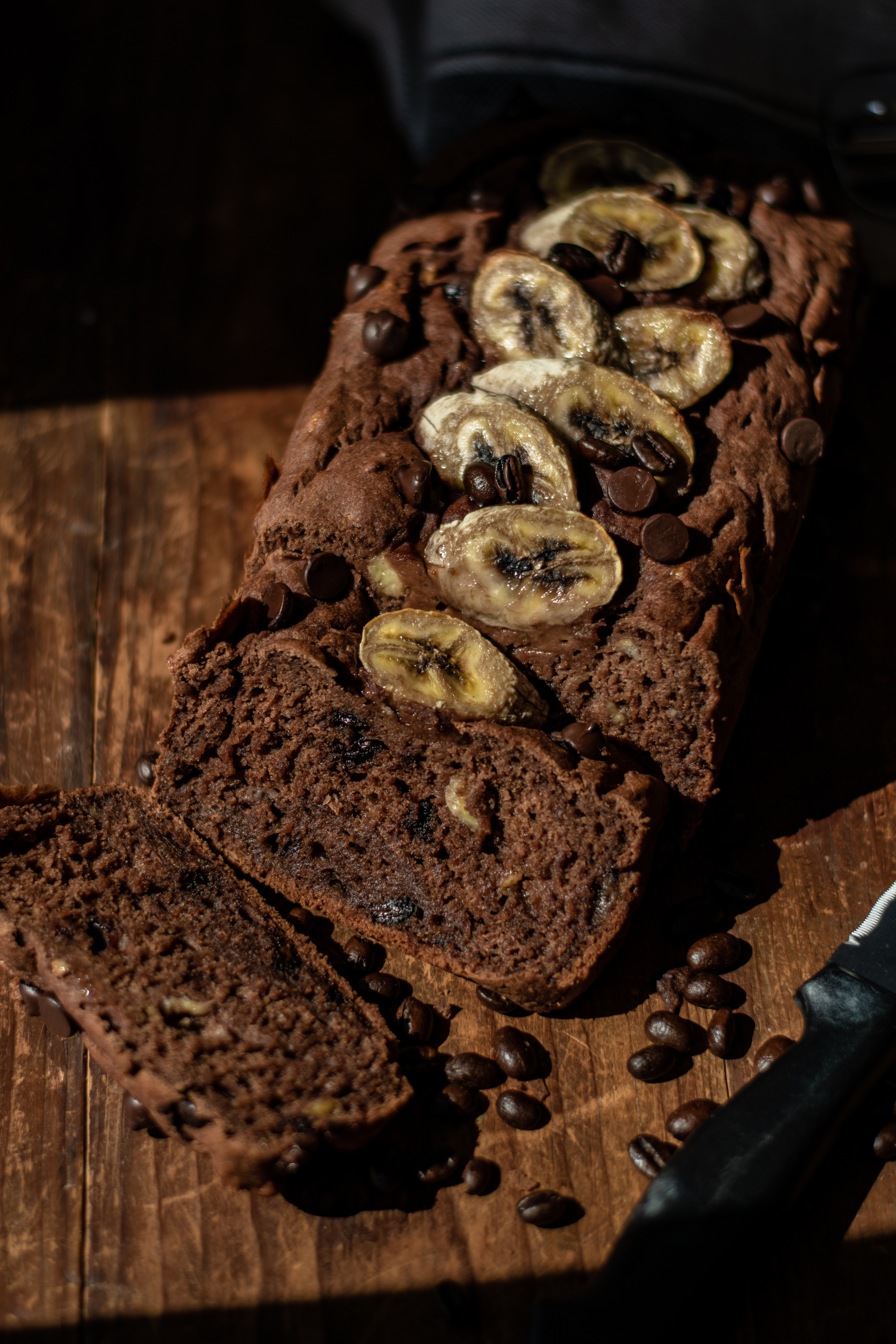 Pain aux bananes, chocolat et café