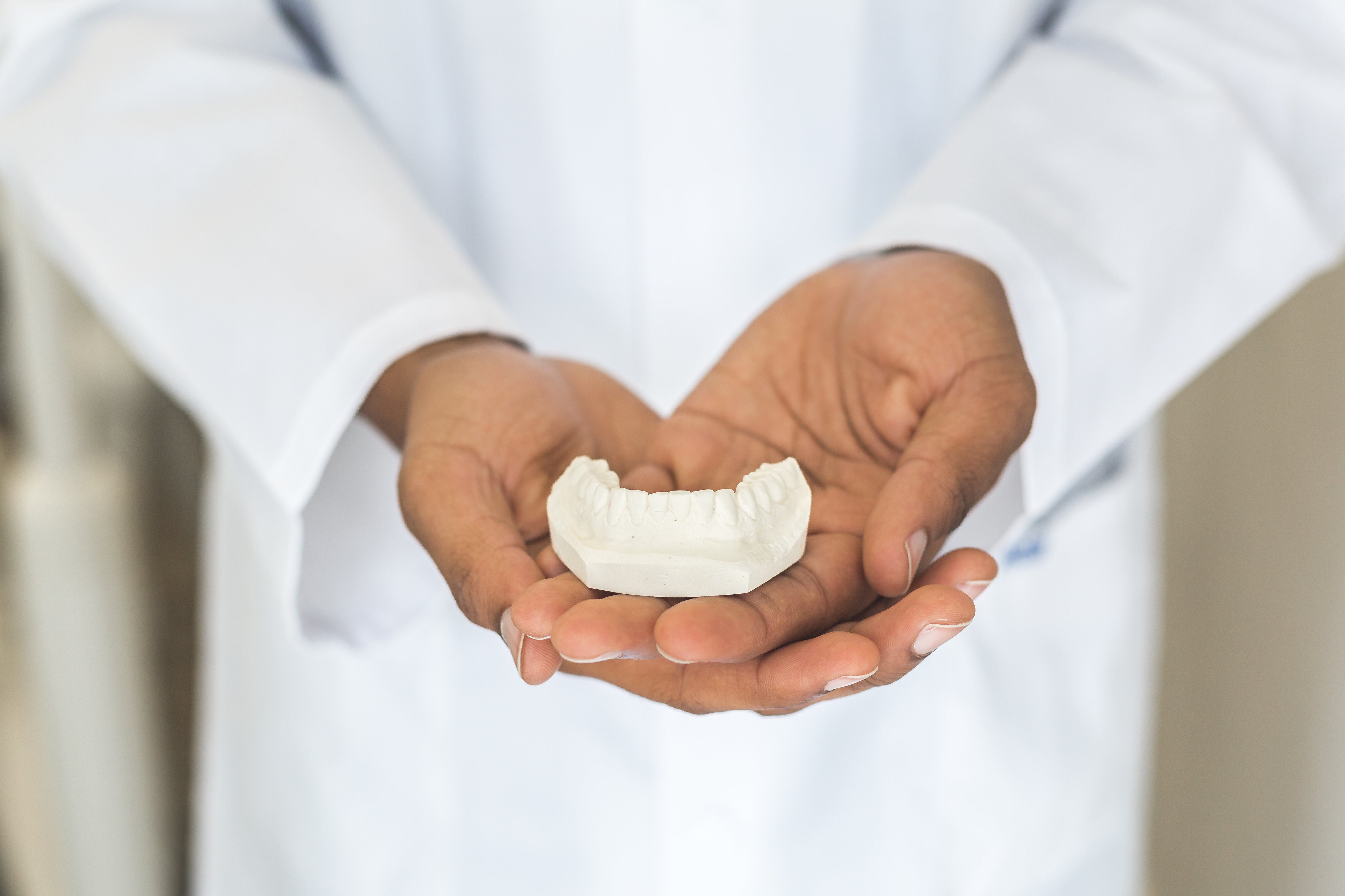 Les différences entre la couronne et l&rsquo;implant dentaire