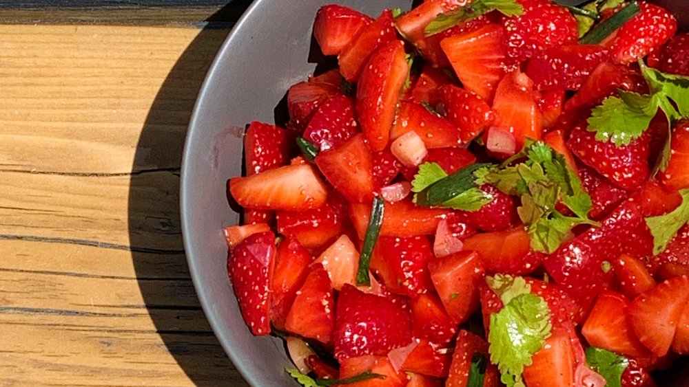 Salsa aux fraises, jalapeño et coriandre