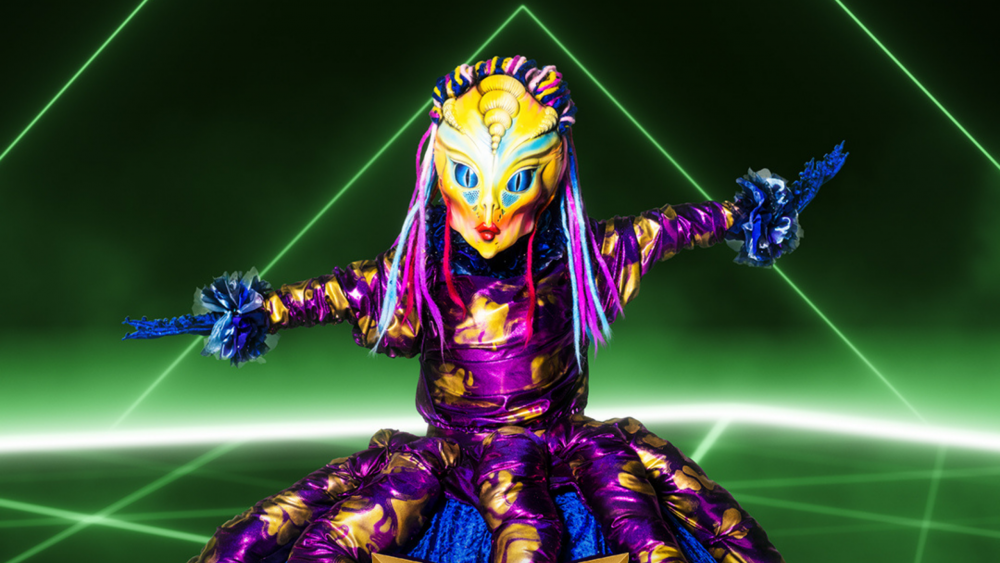 Chanteurs masqués: L'identité de la Reine de l'espace dévoilée! - Les Zackardises Reine de l'espace / Chanteurs masqués