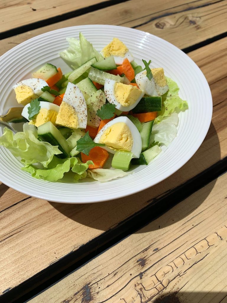Salade-repas aux oeufs, légumes et graines de citrouille
