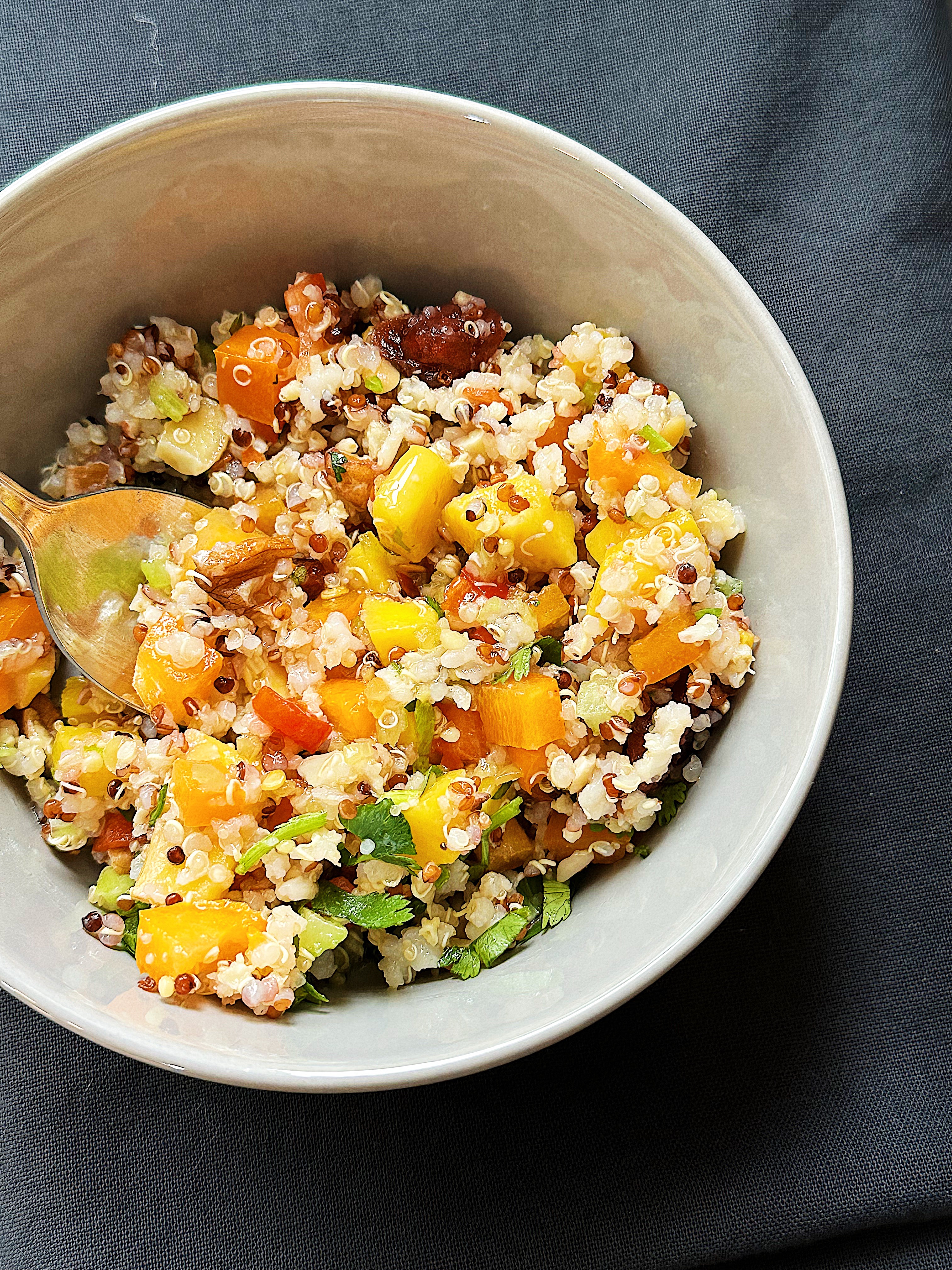 Salade de quinoa à la mangue, légumes et noix