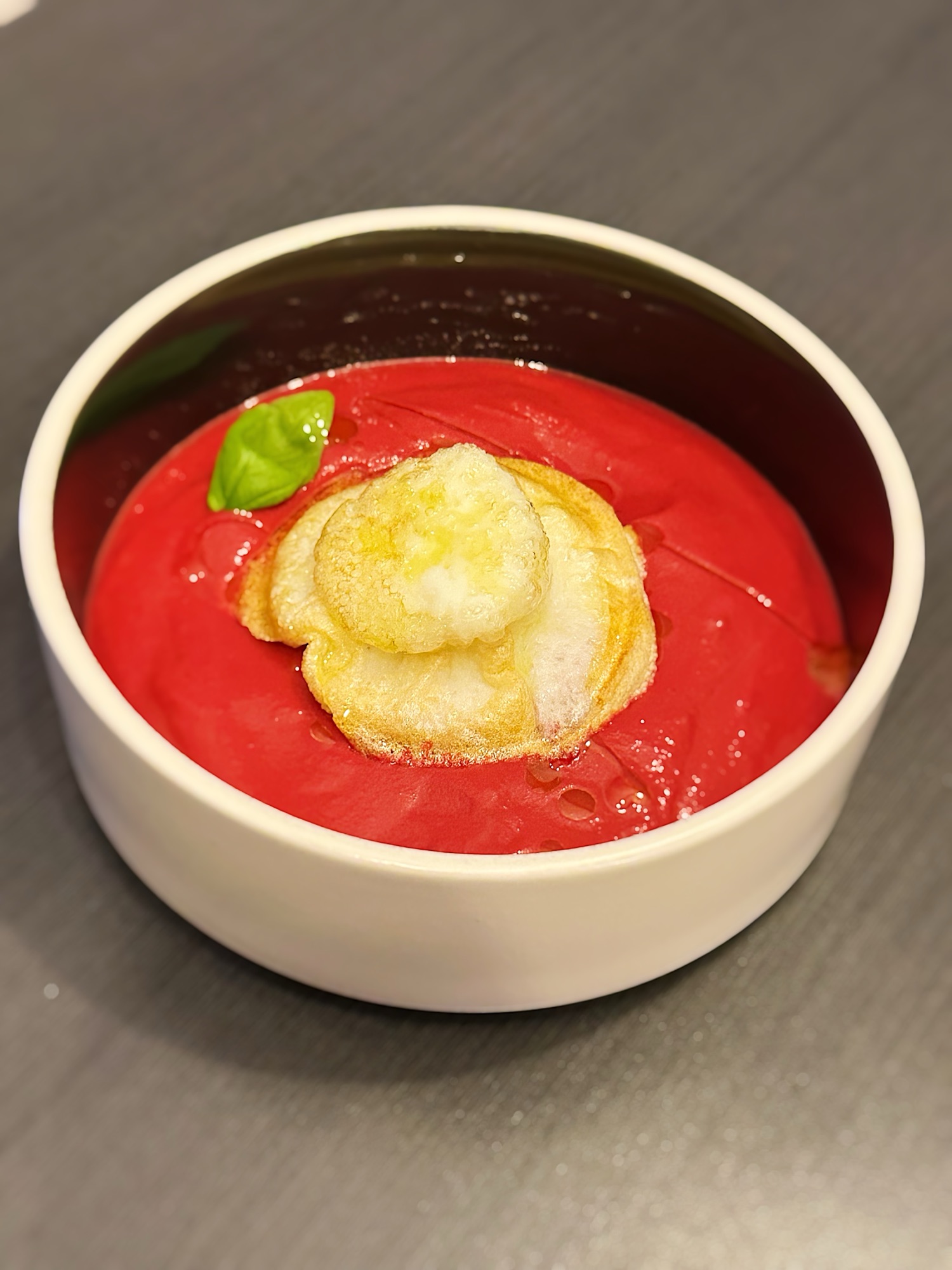 Crème de betterave au basilic et œuf soufflé